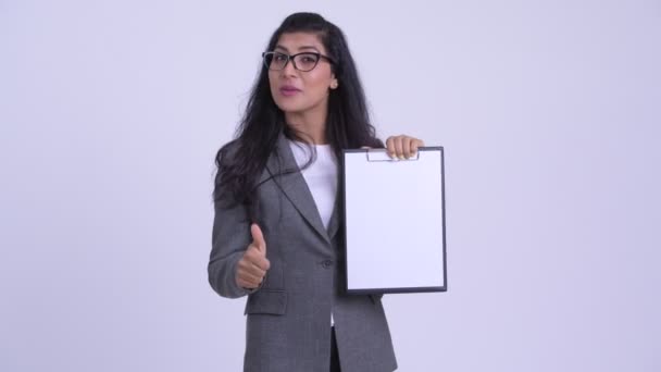 Jonge gelukkig Perzisch zakenvrouw weergeven klembord en geven duimen omhoog — Stockvideo