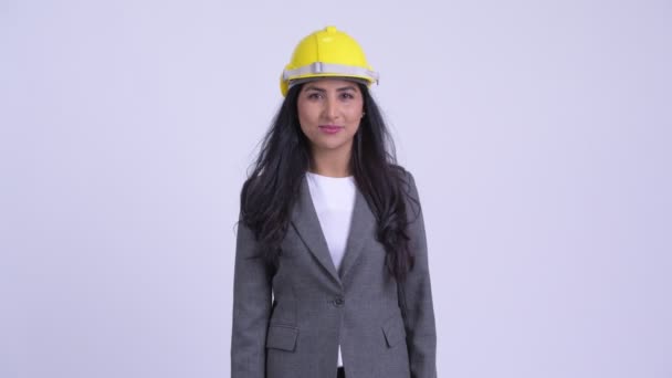 Junge glückliche persische Geschäftsfrau als Ingenieurin mit verschränkten Armen lächelnd — Stockvideo
