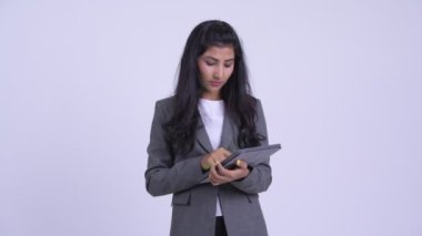 Genç mutlu Farsça işkadını dijital tablet kullanırken düşünme