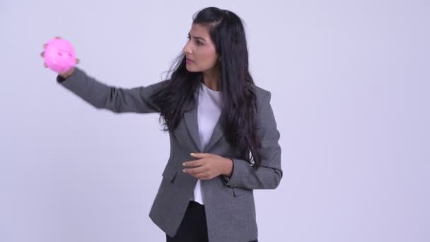 Молодая персидская деловая женщина трясет копилку и размахивает большими пальцами — стоковое видео