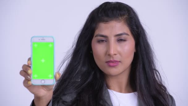 Rostro de joven feliz empresaria persa mostrando el teléfono — Vídeos de Stock