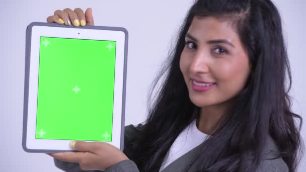 Ansikte av unga glada Persiska affärskvinna visar digitala tablett — Stockvideo