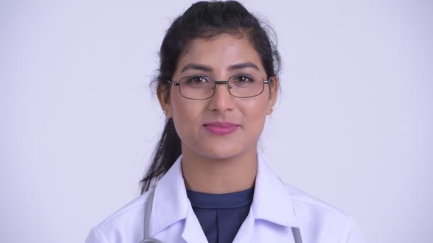 Лицо молодой красивой персидской женщины-врача в очках — стоковое видео