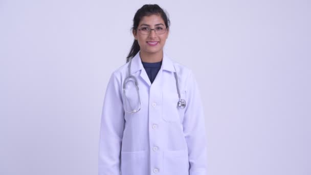Jovem mulher persa feliz médico com óculos sorrindo — Vídeo de Stock