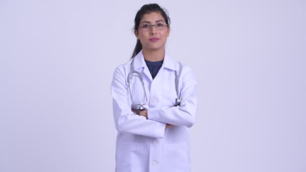 Jovem mulher persa feliz médico sorrindo com os braços cruzados — Vídeo de Stock