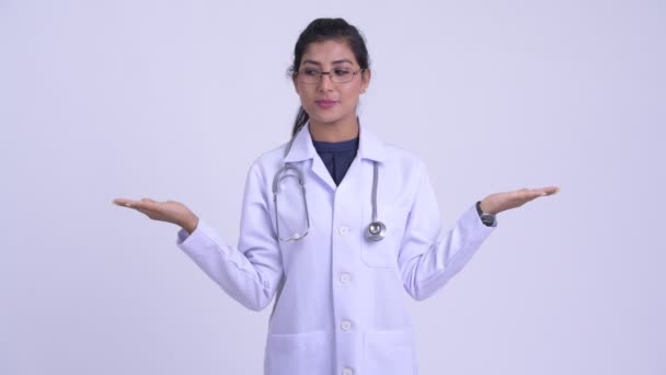 Jovem mulher persa feliz médico comparando algo — Vídeo de Stock