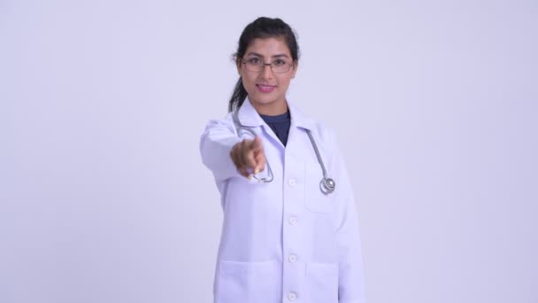 Junge glückliche persische Ärztin zeigt auf Kamera — Stockvideo
