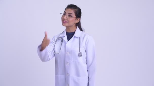 Νεαρή γυναίκα ευτυχισμένη Περσικά γιατρός δίνοντας τους αντίχειρες — Αρχείο Βίντεο