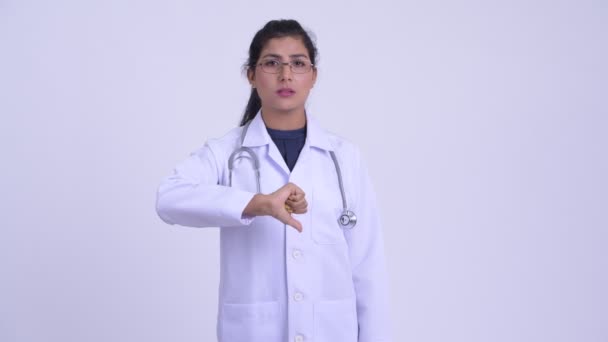 Молодая персидская женщина врач давая большие пальцы вниз — стоковое видео