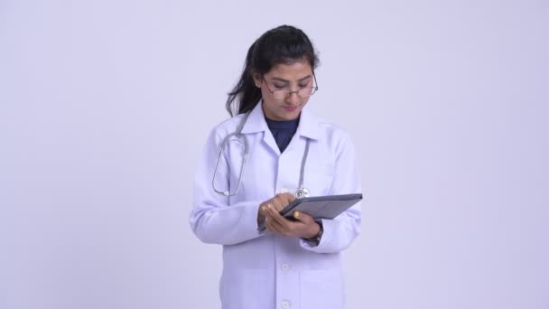 年轻快乐波斯女医生使用数字平板电脑 — 图库视频影像