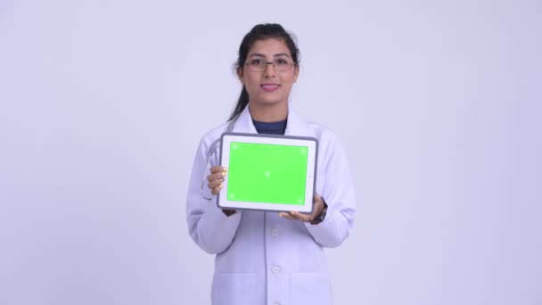 Jovem mulher persa feliz médico mostrando tablet digital — Vídeo de Stock