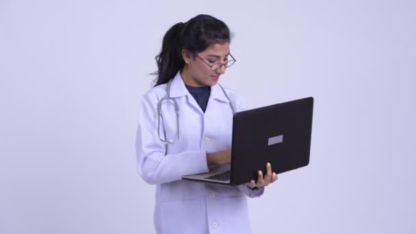 Jovem mulher persa feliz médico usando laptop — Vídeo de Stock