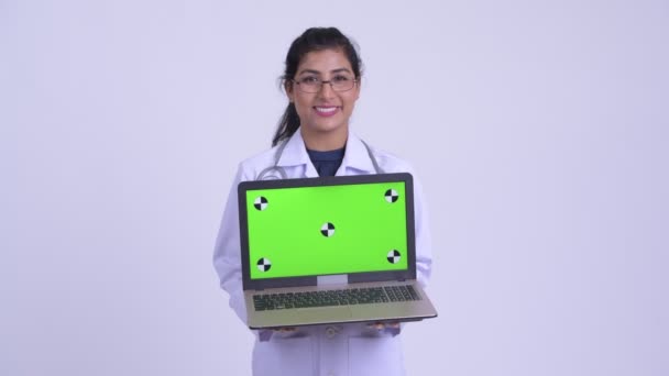Νεαρή γυναίκα ευτυχισμένη Περσικά γιατρός δείχνει φορητό υπολογιστή — Αρχείο Βίντεο