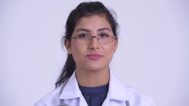 Fiatal, boldog perzsa nő orvos bólogat a fejem igen arca — Stock videók