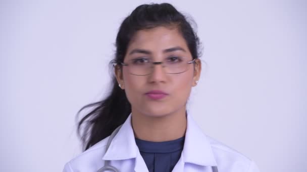 Rostro de la joven mujer persa seria médico asintiendo con la cabeza no — Vídeos de Stock