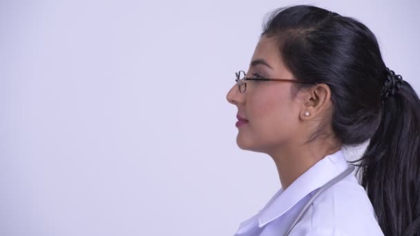 Vista de primer plano del perfil de la joven hermosa mujer persa médico con gafas — Vídeos de Stock