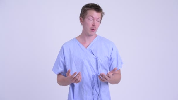 Porträtt av ung man patienten pratar och ser upprörd — Stockvideo