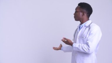 Mutlu Afrika delikanlı doktor arkasına bir şeyler gösteriyor