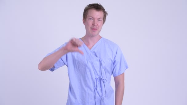 Portret van de patiënt gestresst jonge man praten en duimen neer geven — Stockvideo