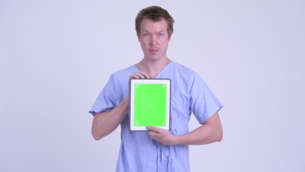 Jeune homme stressé patient montrant tablette numérique et obtenir de mauvaises nouvelles — Video