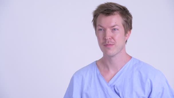Röportaj mutlu genç adam hasta yüzü — Stok video