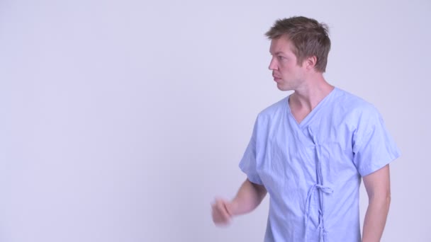 Ung man patienten att röra något och pekar finger — Stockvideo