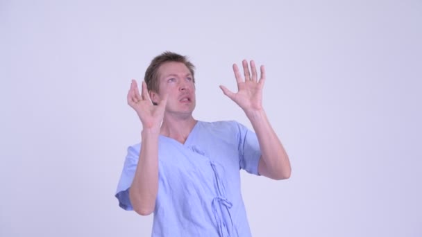 Porträtt av stressade ung man patienten söker frustrerad samtidigt stoppa något — Stockvideo