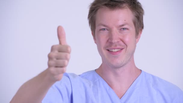 Cara de joven feliz paciente dando pulgares hacia arriba — Vídeo de stock