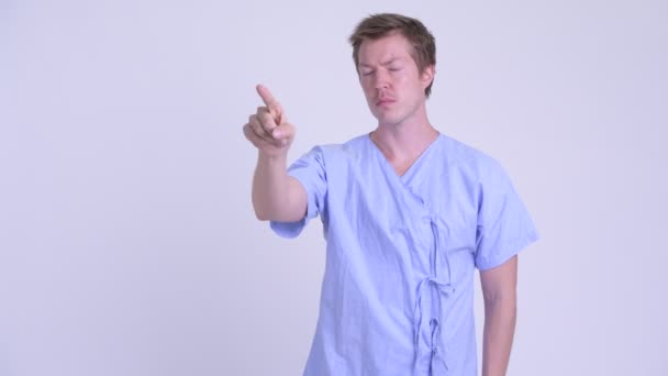 Glücklicher junger Mann, der geduldig denkt und mit dem Finger zeigt — Stockvideo