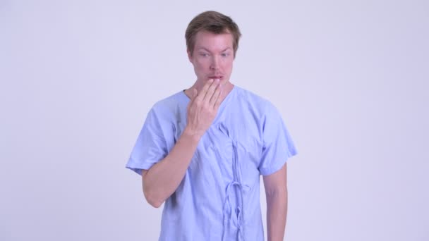 Retrato del joven paciente cubriendo la boca y luciendo culpable — Vídeos de Stock