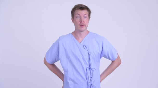 Porträtt av ung man patienten ser uttråkad och trött — Stockvideo