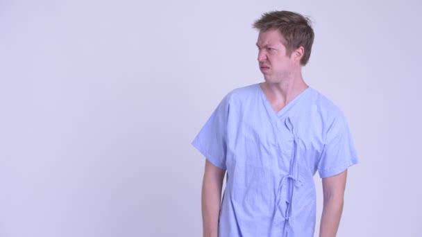 Profil bild av ung man patienten tittar äcklad — Stockvideo