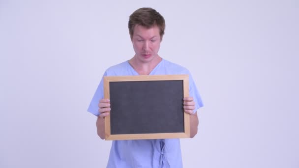 미친 젊은 남자 환자 들고 칠판 — 비디오