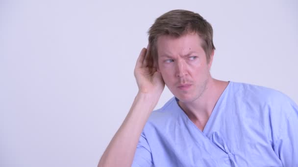 Ansikte av ung man patienten lyssnar och visar tyst gest — Stockvideo