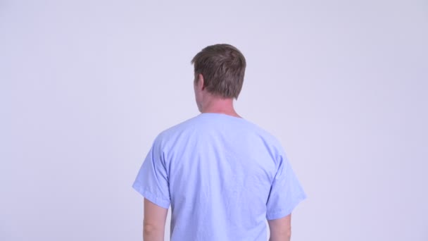 Вид спереду молодого чоловіка пацієнт спрямовує і вказує палець — стокове відео