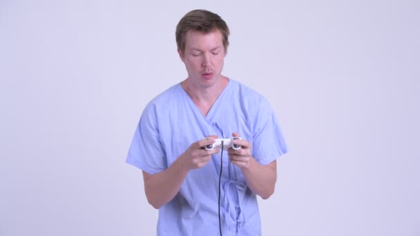 Tired young man patient playing games and falling asleep — Stock Video