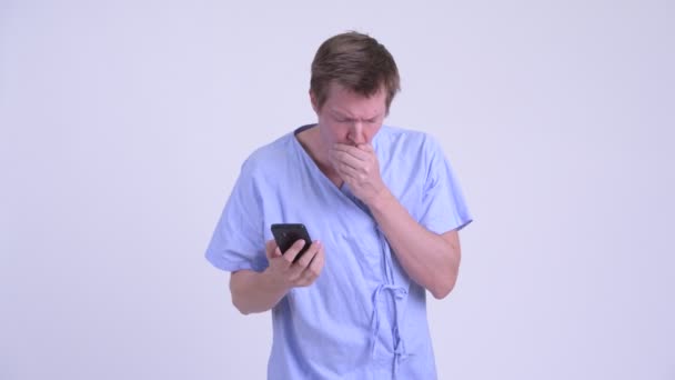 Jonge zieke man patiënt hoesten tijdens het praten over de telefoon — Stockvideo