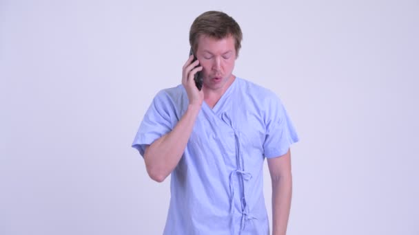 年轻紧张的男子病人在打电话时喉咙痛 — 图库视频影像