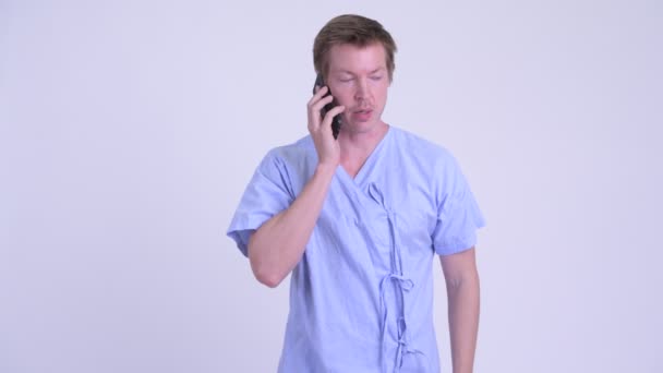 Ung man patienten pratar i telefon och Farting — Stockvideo