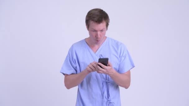 Feliz joven paciente usando el teléfono y recibiendo buenas noticias — Vídeo de stock