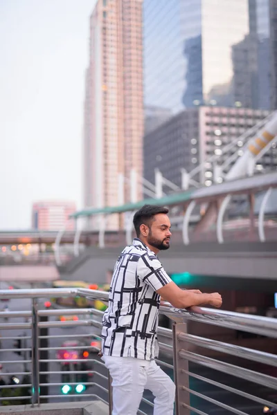 Перегляд профілю молодої людини бородатий індійський в міському місті — стокове фото