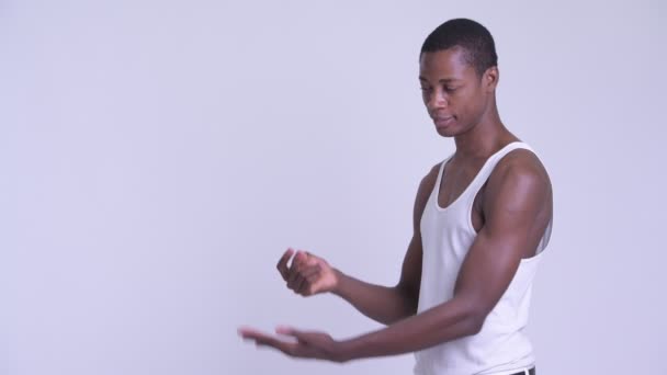 Joven hombre africano feliz chasqueando los dedos y mostrando algo — Vídeos de Stock