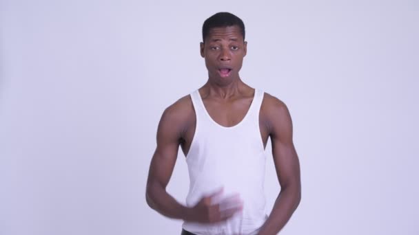 Ung afrikansk man ser chockad och täckande mun — Stockvideo