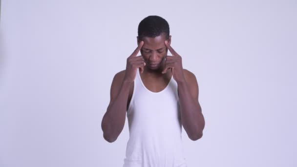 Junger gestresster afrikanischer Mann mit Kopfschmerzen — Stockvideo