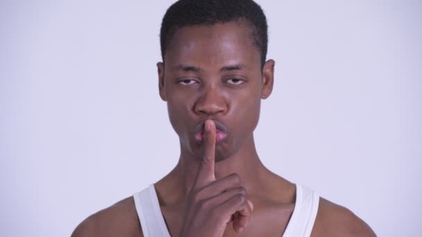 Ansikte ung afrikansk man med fingret på läpparna — Stockvideo