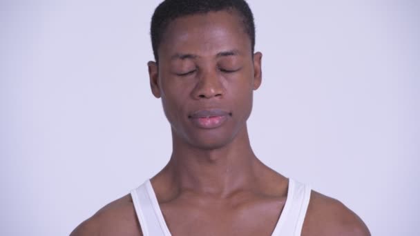 Tvář mladého muže, šťastný africké uvolňující se zavřenýma očima — Stock video
