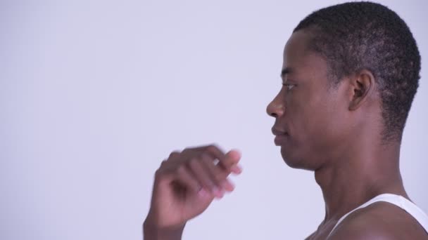 Vértes hossz-szelvény nézet boldog afrikai fiatalember gondolkodás — Stock videók