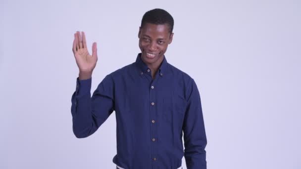 Junger glücklicher afrikanischer Geschäftsmann winkt mit der Hand in die Kamera — Stockvideo