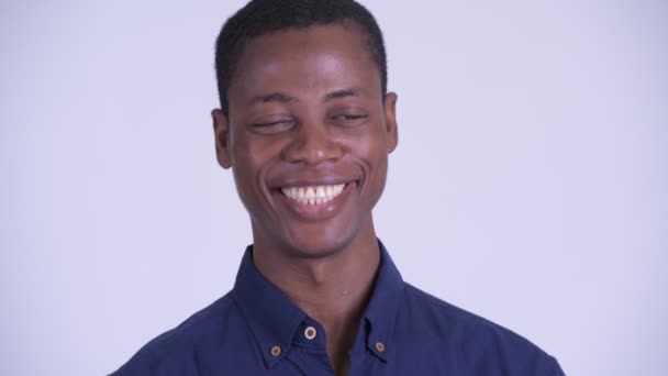 Ansiktet på ung glad afrikansk affärsman ler — Stockvideo