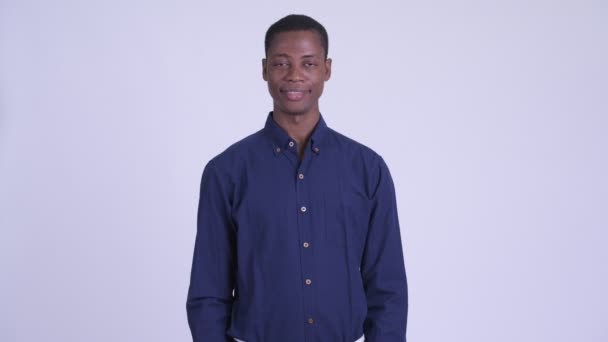 Joven feliz empresario africano sonriendo — Vídeo de stock
